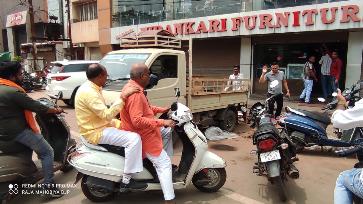 vermajiofficial's tweet image. आज विश्व हिंदू परिषद के छत्तीसगढ़ बंद आह्वान का समर्थन करते हुए दुर्ग शहर के सभी व्यापारिक संस्थाओं से बंद के लिए आग्रह किया। दुर्ग शहर के व्यापारी साथियों ने स्वयं से दुकानों को बंद कर अपना व्यापक समर्थन दिया। बिरनपुर में हिन्दू भाई भुनेश्वर साहू की निर्मम हत्या निंदनीय है।