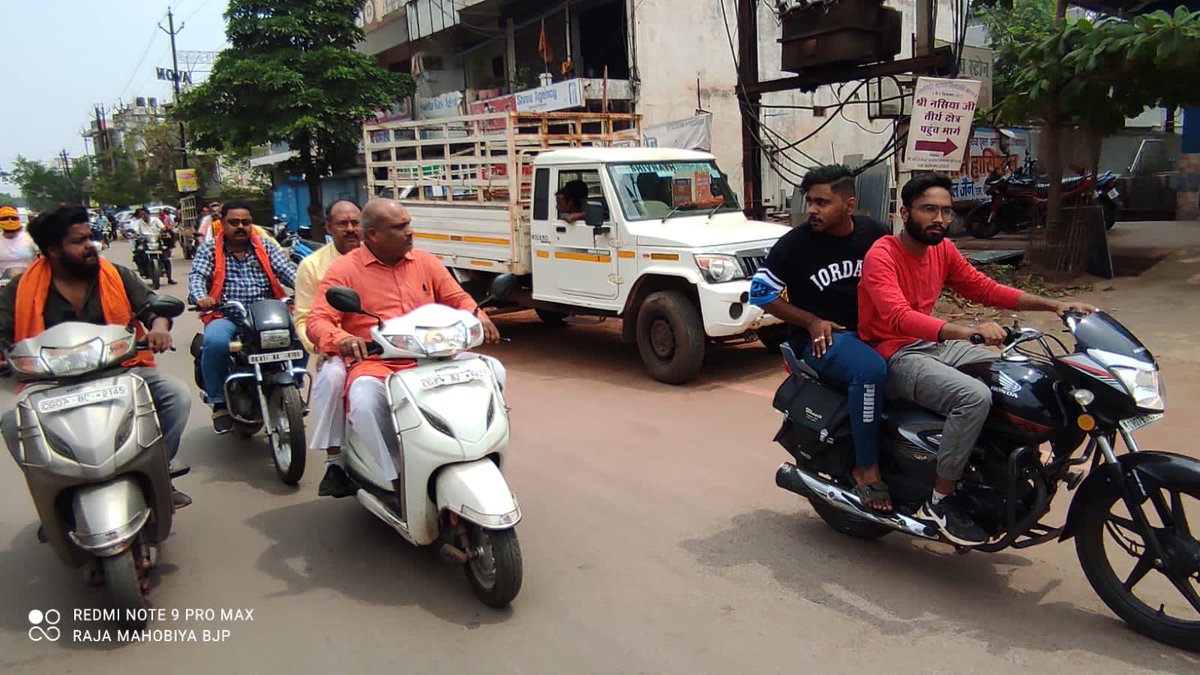 vermajiofficial's tweet image. आज विश्व हिंदू परिषद के छत्तीसगढ़ बंद आह्वान का समर्थन करते हुए दुर्ग शहर के सभी व्यापारिक संस्थाओं से बंद के लिए आग्रह किया। दुर्ग शहर के व्यापारी साथियों ने स्वयं से दुकानों को बंद कर अपना व्यापक समर्थन दिया। बिरनपुर में हिन्दू भाई भुनेश्वर साहू की निर्मम हत्या निंदनीय है।