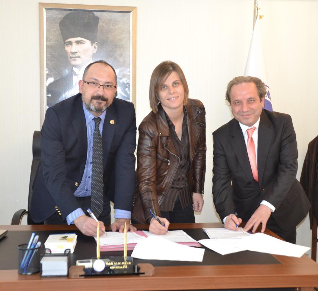 biga_ubf's tweet photo. Fakültemiz ile ÇSMMMO Arasında Protokol İmzalandı

Protokolün amacı Fakültemiz ile ÇSMMMO iş birliğinde düzenlenebilecek her türlü eğitim, toplantı, panel, konferans, iş birliklerinin çerçevesini çizmektir.

#ÇOMÜ #BigaUBF #BUBF https://t.co/m8I11IMRt3