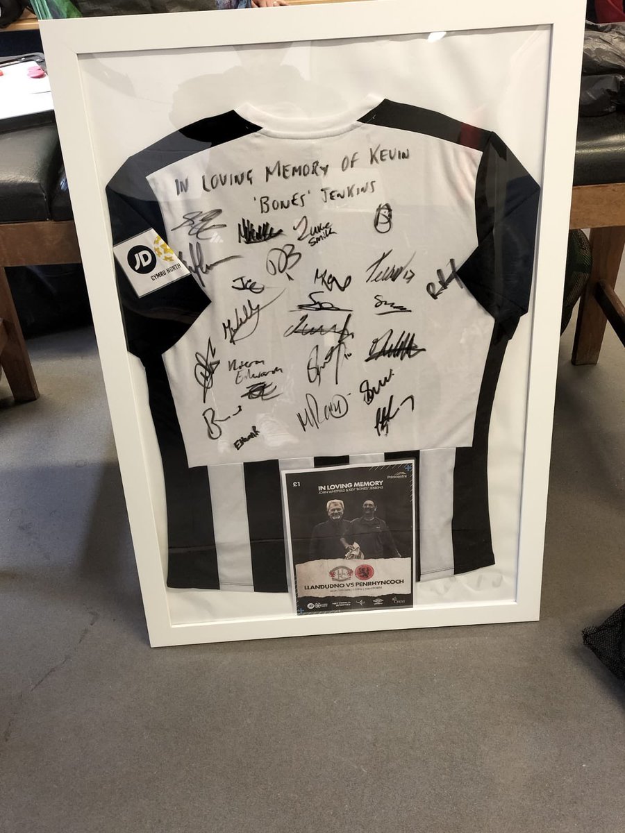 ❤️ | A massive thank you to everyone at <a href="/LlandudnoFC/">Llandudno FC</a> for this touch of class for our team today on arrival to the ground. It means the world to us ❤️