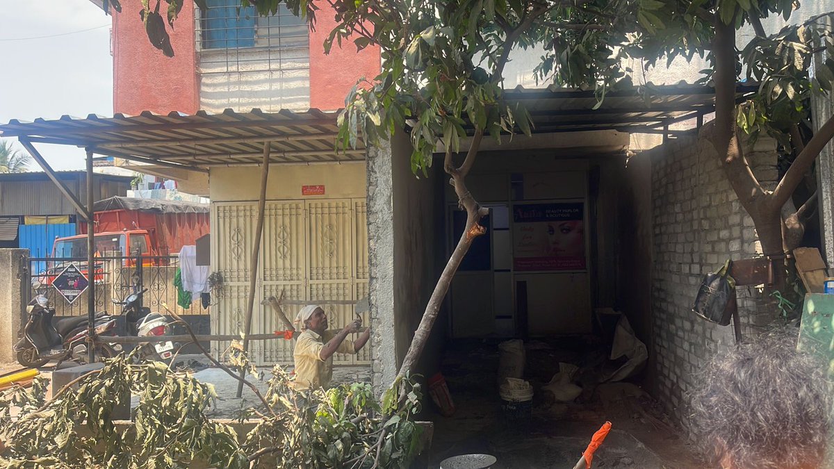 thomas_webca's tweet photo. @PMCPune encroachment happening on the road, creating problem for residents. There is a school opp to the site also causes inconvenience to parents who can not park their vehicles due to this encroachment. https://t.co/NPFBbSJRmR