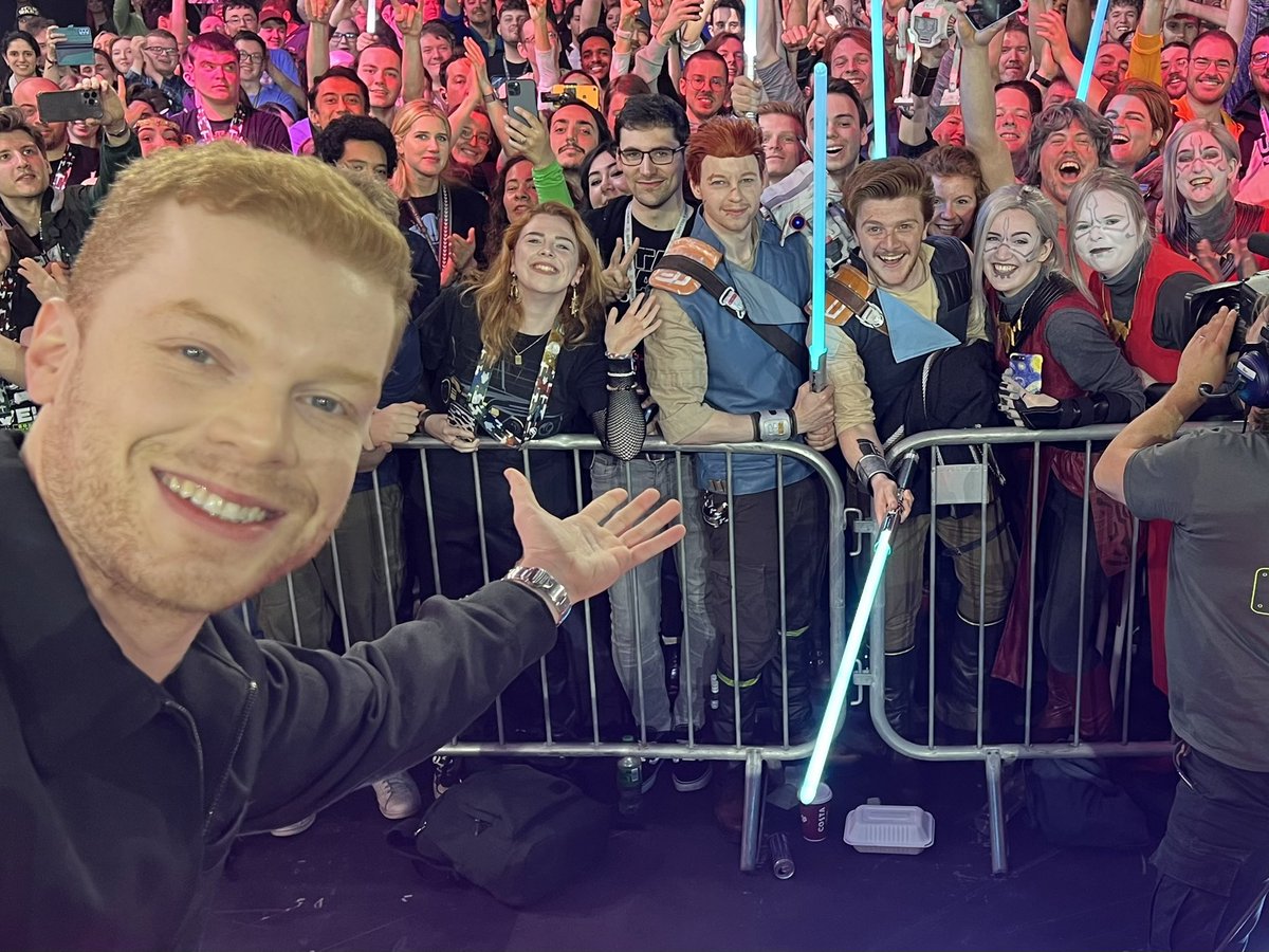Lembram desse momento do Cameron Monaghan? Olha a foto que ele tirou 😍
#StarWarsCelebration <a href="/omelete/">omelete</a>