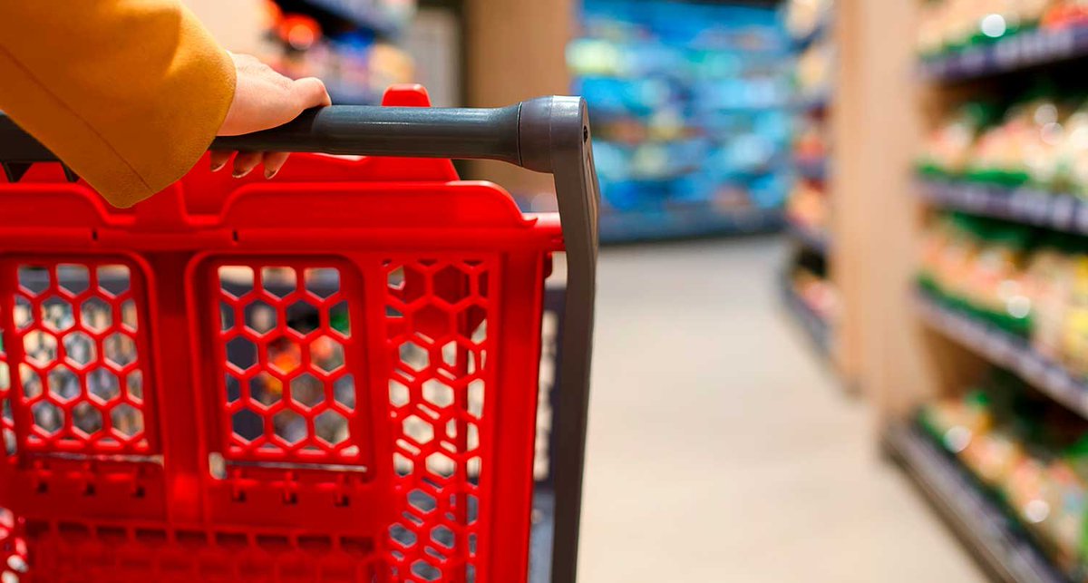 _CARITAS's tweet photo. Tres millones de familias españolas han tenido que recortar su gasto en alimentación.
Todavía convalecientes de los estragos de la pandemia, sufren desde hace dos años el crecimiento sostenido de los precios.  
Conoce a qué más han tenido que renunciar 👇
https://t.co/D9Ed4ddilK https://t.co/d9opAadPPa