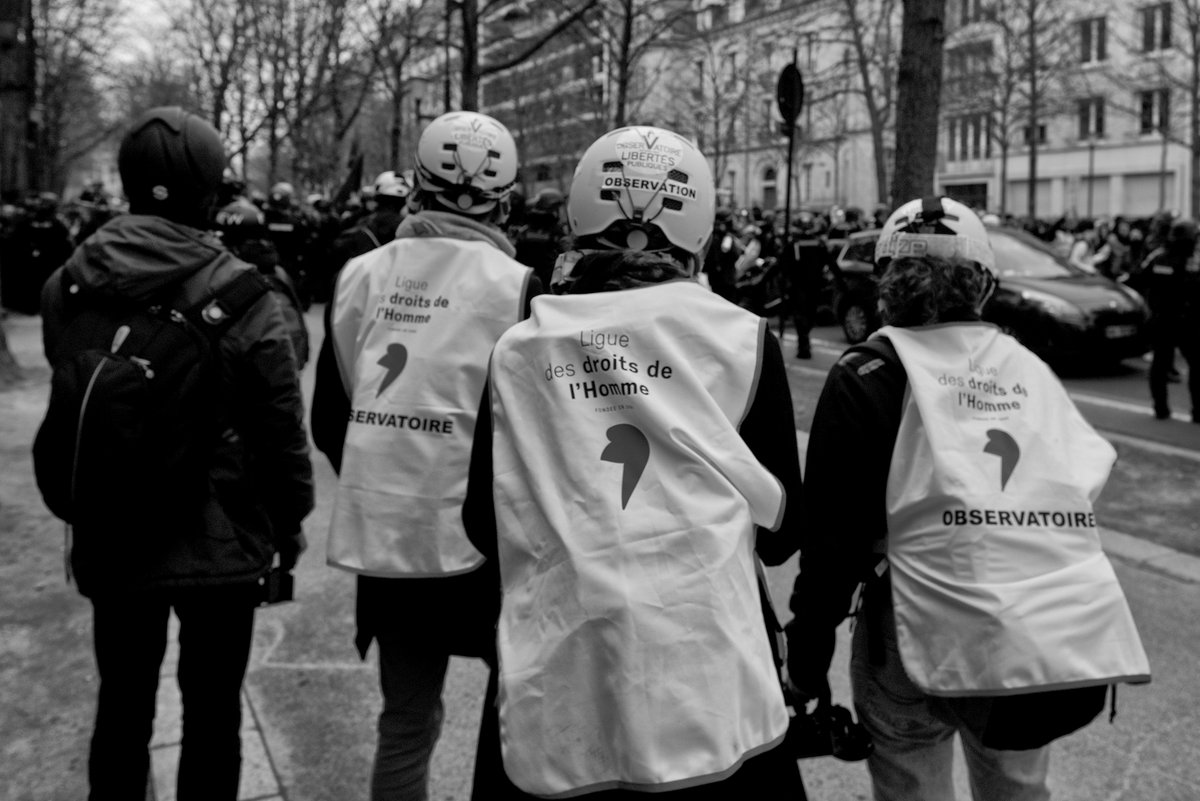 LDH_Fr's tweet photo. L’actualité met régulièrement en avant les usages disproportionnés et dangereux de la force publique. Avec des partenaires, la #LDH s'est engagée dans des démarches d’observation citoyennes, sur l’ensemble du territoire.
En savoir + ↷
https://t.co/Aln24O4HAG https://t.co/he8KfoIqYT