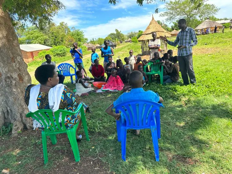 RXRadioUG's tweet photo. From grass to grace!
Hon. @jessica_alupo has offered a full education scholarship to Emmanuel Otengei a P4 boy who was writing notes using streetlights in Katakwi district.
#RXUpdates https://t.co/yFW69fwblU