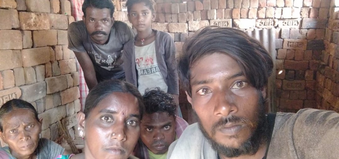 Urgent action needed! Odia  Migrant workers from Padampur are being tortured and stranded by a brick kiln owner in #Peddapalli Telangana.Dear @CIDTelangana Let's come together to rescue them and end this injustice. @tanaya_p @TelanganaCOPs @MoSarkar5T #EndModernSlavery 1/2