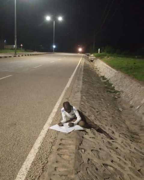 RXRadioUG's tweet photo. From grass to grace!
Hon. @jessica_alupo has offered a full education scholarship to Emmanuel Otengei a P4 boy who was writing notes using streetlights in Katakwi district.
#RXUpdates https://t.co/yFW69fwblU
