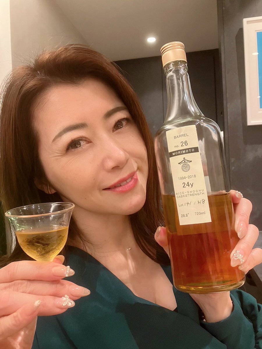 和食と鮨に、シャンパン、白ワイン、
焼酎（オーク樽で17年も寝かせてウィスキーみたいになっていて、味は焼酎じゃなくウィスキーみたいでした🥃）をいただきました♡
ストレートで呑んで、香りはミルクチョコレート！後味は辛口まろやか！ https://t.co/APOiIYpqdD