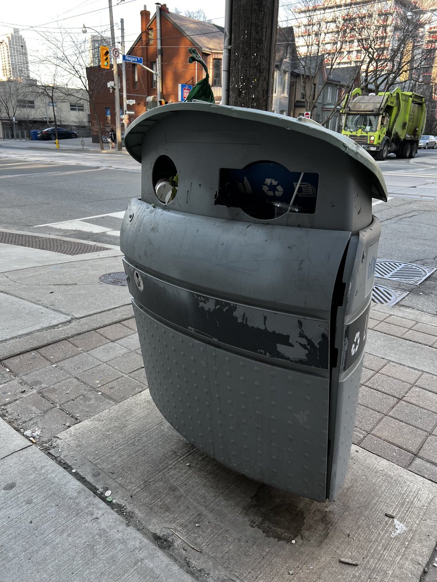 nikolasleblanc's tweet photo. Hey ⁦@311Toronto⁩ and ⁦@cityoftoronto⁩, north east corner of Niagara and Bathurst https://t.co/Lx1W21vAcD