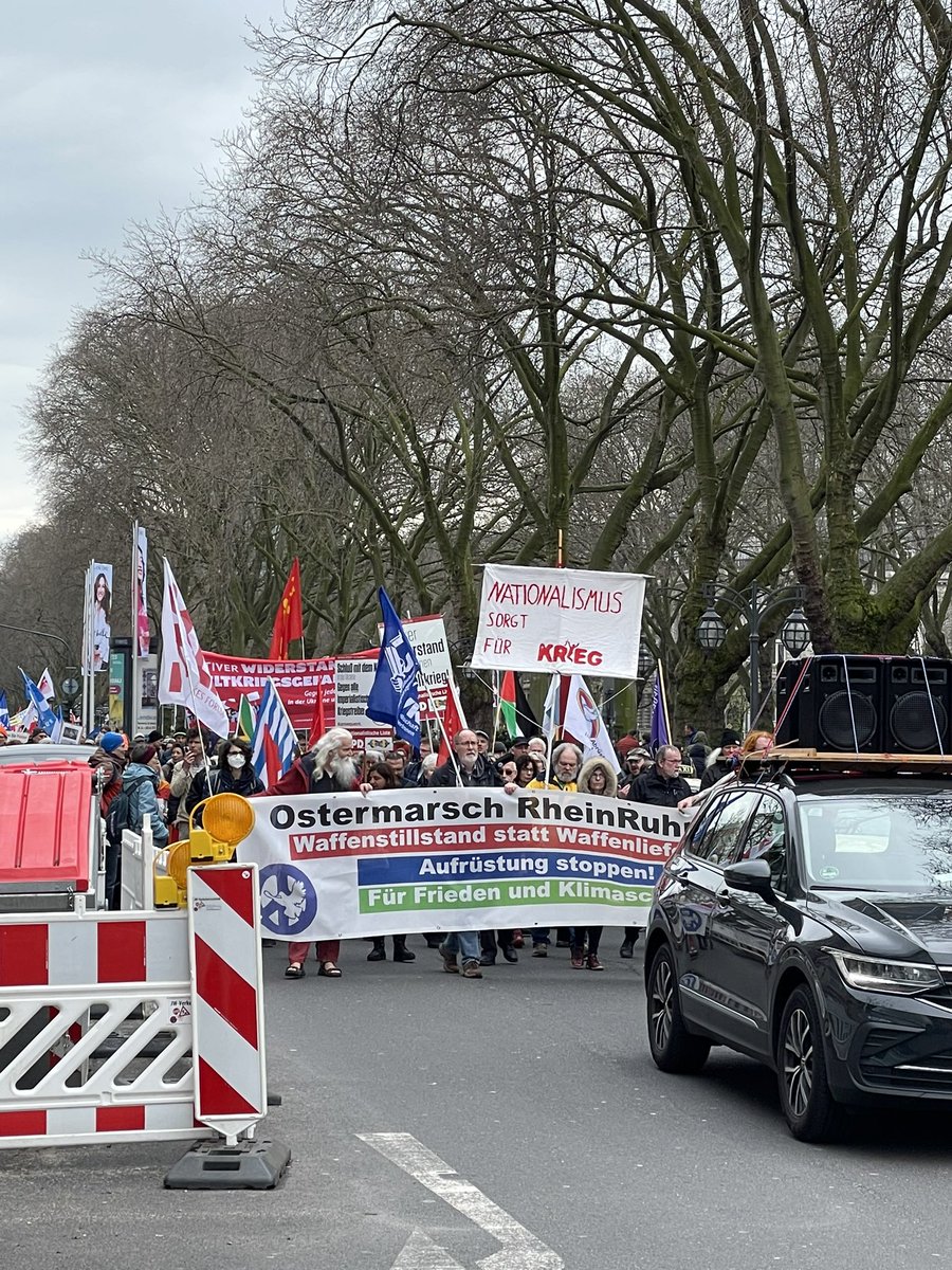 schulmeister91's tweet image. Pseudo-Friedensmarsch vom Samstag in #Düsseldorf. #KPD, #MLPD und #Linkspartei ganz vorne mit dabei. Fast nur Seniorinnen und Senioren, die wohl in ihrer eigenen Hammer-und-Sichel-Welt leben. Sie protestieren gegen #Waffenlieferungen und gegen die #NATO. 1/2
