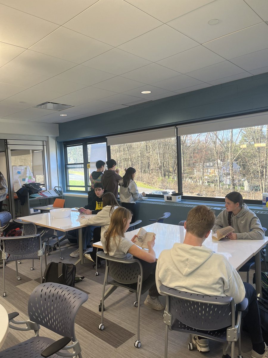 MsCallanTweets's tweet photo. Our combined class did a great job identifying literary devices in the infamous balcony scene of Romeo and Juliet - what a fun first class back with @CayneLetizia and @JessicaLeitman #wearechappaqua https://t.co/tG7QMrIMeh