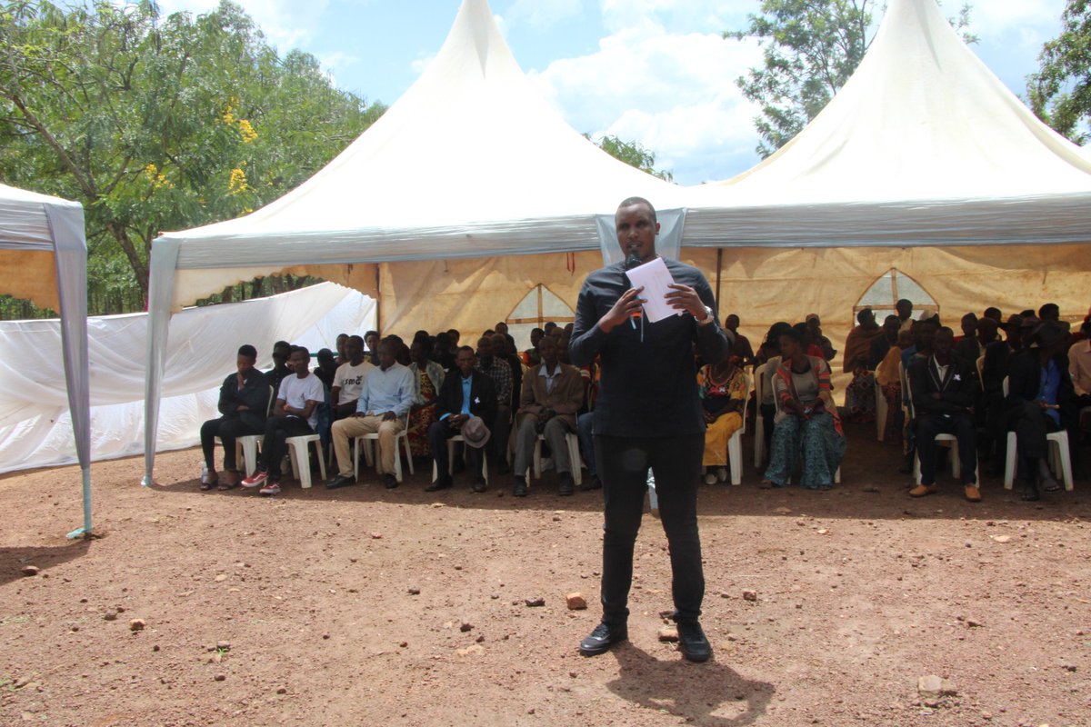 CellKarambi's tweet photo. Kuri site  #Rwinsheke, #Karambicell, habereye igikorwa cyo kwibuka ku nshuro ya 29 Jenocide yakorewe abatutsi 1994, umushyitsi mukuru mayor @KayonzaDistrict Bwana @BoscoNyemazi yihanganishije ababuze ababo anabasaba kudaheranwa n'amateka ahubwo bakibuka biyubaka. @MurundisectorK https://t.co/0hpJE94RgM