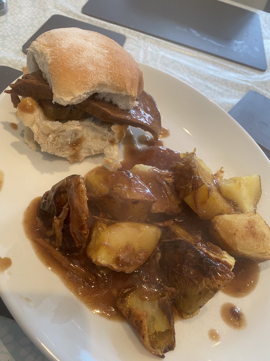 Onlyscrans_1's tweet photo. Beef bap and roasties👌🥰🥰🥰 https://t.co/FCP5EEeWHX