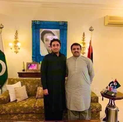 liar_lawyer10's tweet photo. عشق قاتل سے بھی، مقتول سے ہمدردی بھی
یہ بتا کس سے محبت کی جزا مانگے گا؟
سجدہ خالق کو بھی، ابلیس سے یارانہ بھی
حشر میں کس سے عقیدت کا صلہ مانگے گا۔
#JusticeForAjmalSawand https://t.co/QwHVFzWDYG