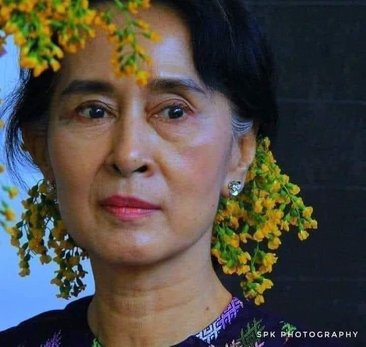 “ပြည်သူကို ရန်သူလိုမြင်တဲ့ စိတ်နဲ့တော့ ဘယ်လိုမှ နိုင်ငံတိုးတက်အောင် လုပ်ပေးလို့မရဘူး၊
 
ကျမတို့က အစိုးရအနေနဲ့ ပြည်သူကို ကြောက်တာလဲ မလိုချင်ဘူး၊ ပြည်သူက အစိုးရကိုကြောက်တာလဲမကြိုက်ဘူး။ "

         ▫️ဒေါ်အောင်ဆန်းစုကြည်