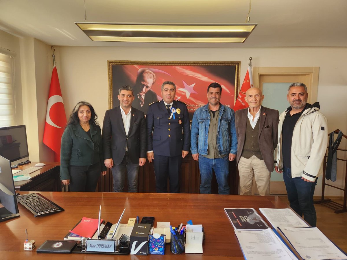 chpbodrumgnclk's tweet photo. Chp İlçe Başkanı Başar Bıyıklı ve Yönetim Kurulu ile Bodrum İlçe Emniyet Müdürlüğünü ziyaret ettik. Gecesini gündüzüne katarak 24 saat toplumumuzun huzur ve güveni için çalışan polislerimizin #PolisHaftası kutlu olsun. https://t.co/OV5i4wBdic