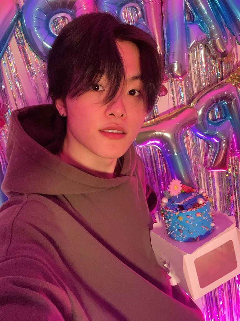 PlaySUPERKIND's tweet photo. [#DAEMON]
It's my first birthday after debut so it feels extra special to me. I really enjoyed the live and I was so happy to communicate with you guys.
I told you that I like talismans and for me Players are the best talisman that brings me luck. 
Thank you for making this good memories.
I love you

데뷔 후에 처음으로 맞이하는 생일이어서 의미가 깊어요. 그리고 플레이어분들이랑 라이브로 소통할 수 있어서 행복했어요.
저는 부적처럼 행운을 가져다주는 것들에 관심이 많은데, 플레이어분들이 제 가장 큰 부적이 되어주는 것 같아요.
좋은 기억을 만들어주셔서 정말 감사합니다.
사랑해요