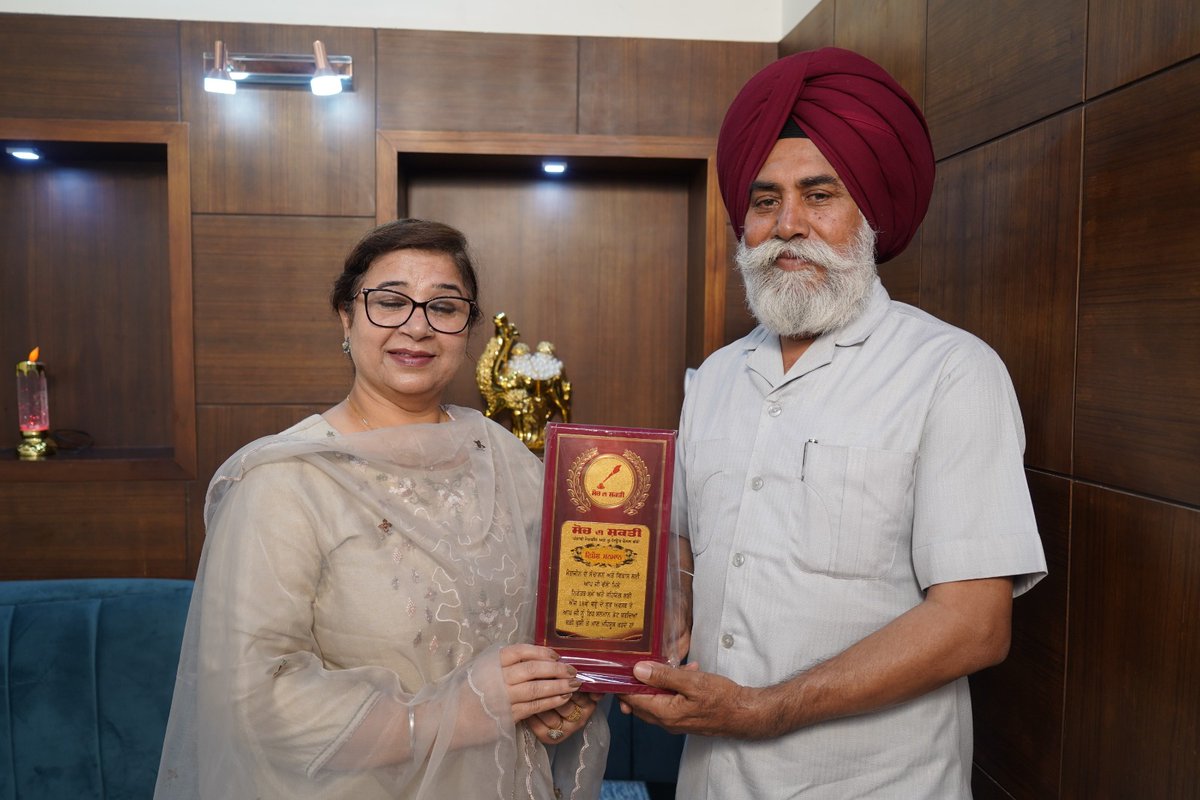 SDS_PTA's tweet photo. ਅਦਾਰਾ ‘ਸੋਚ ਦੀ ਸ਼ਕਤੀ` ਮੈਗਜ਼ੀਨ ਅਤੇ ਯੂ-ਟਿਊਬ ਚੈਨਲ ਸਮੇਂ-ਸਮੇਂ 'ਤੇ ਵੱਖ-ਵੱਖ ਮਸਲਿਆਂ 'ਤੇ ਵਿਚਾਰ-ਚਰਚਾ ਕੀਤੀ ਜਾਂਦੀ ਹੈ। ਇਸੇ ਲੜੀ ਤਹਿਤ ਰਿਟਾਇਰਡ ਪ੍ਰਿੰਸੀਪਲ ਸ. ਤੋਤਾ ਸਿੰਘ ਸਿੱਖਿਆ ਦੇ ਵੱਖ-ਵੱਖ ਪਹਿਲੂਆਂ 'ਤੇ ਚਰਚਾ ਕੀਤੀ ਗਈl ਨਾਲ ਖੜੇ ਹਨ ਮੁੱਖ ਸੰਪਾਦਕ ਸ. ਦਲਜੀਤ ਸਿੰਘ ਅਰੋੜਾ, ਮੈਡਮ ਸੁਰਿੰਦਰ ਕੌਰ ਅਤੇ ਮੈਡਮ ਗਗਨਦੀਪ ਕੌਰ। https://t.co/65na1TWlxM
