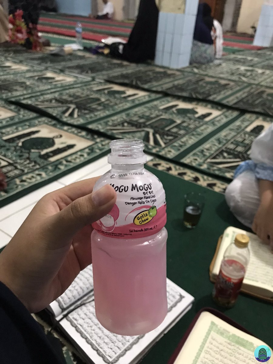 tanyakanrl's tweet photo. guys di mesjid ku lagi khatam tadarus, orang lain bawa air buat di doain, tapi aku lupa, kalo aku pakenya mogu mogu boleh ga ya? 💚 https://t.co/ObMlQK9bCd