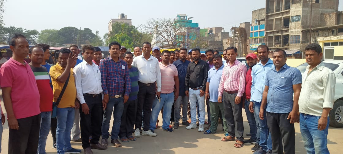 AJAYCHA91706553's tweet photo. भारत से रेलवे अप्रेंटिस बोल रहे हैं
रेेलवे 1/2019 ग्रुप-D की परीक्षा मे 20% है कुल सीट 20734 होता है रेलवे बोर्ड ने गलत हवाला देकर CCAA को ठगने का काम किया है CCAA को मात्र 7000 से 8000 ही नियुक्ति दे रही है
हल्ला हो
#Decrease_CCAA_CutOff
@AshwiniVaishnaw
@RailMinIndia
@IR_CRB https://t.co/4Z3hzBpDXC