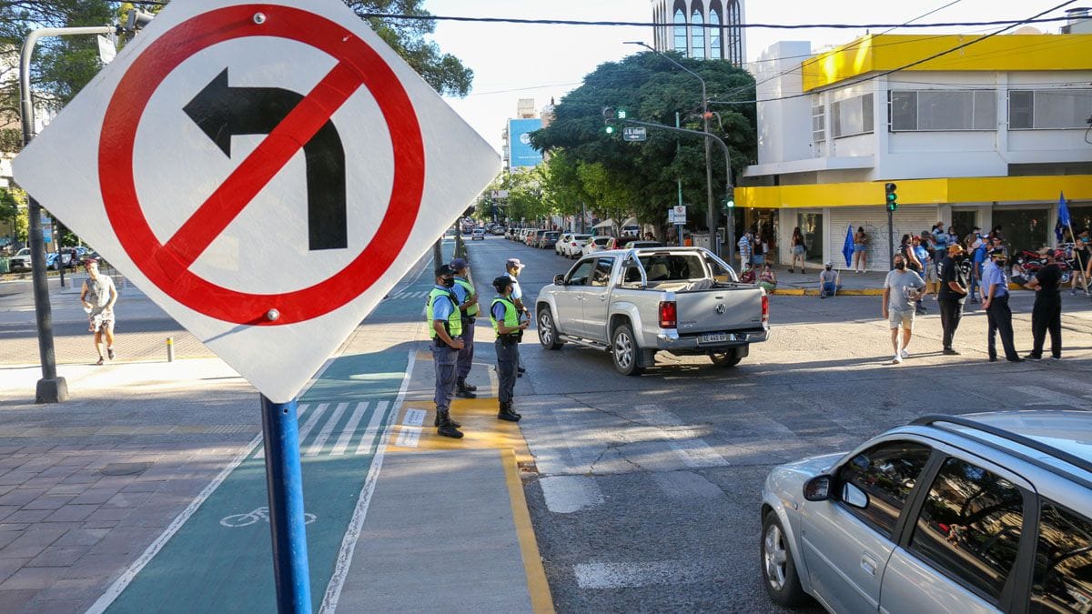 #Nacionales
EN ASUNCIÓN SE ELIMINA LA SEÑALIZACIÓN TRES GIROS A LA IZQUIERDA
puntoinformativopy.com/news/news.php?…