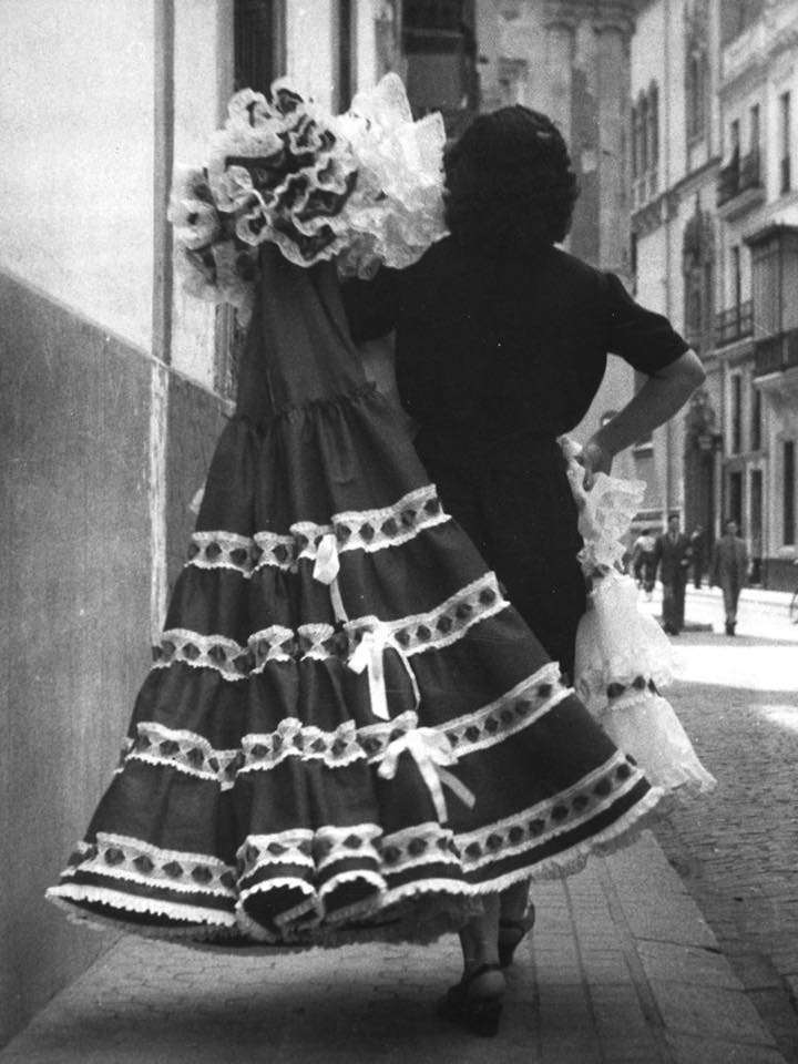 SevillaInsolita's tweet photo. Preparando el traje de flamenca.

Año 1950. https://t.co/6WXrDQT7YZ