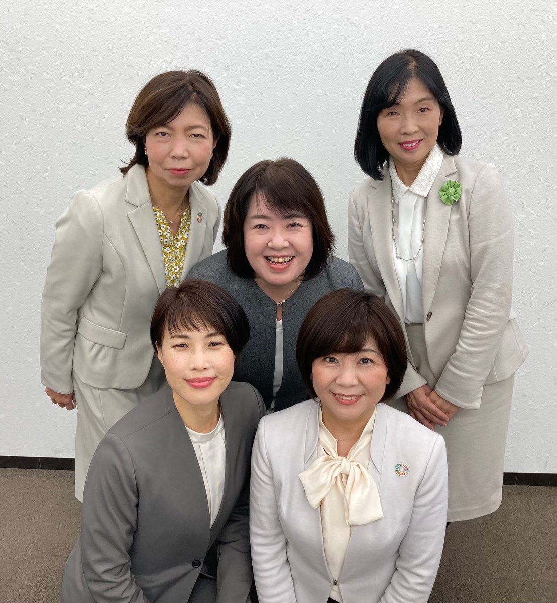 ito_takae's tweet photo. 兵庫県議選・神戸市議選、公明党候補全員、当選を果たさせていただき、心より感謝申し上げます。
一票に込められたご期待を忘れることなく、力を合わせて働いて参ります！

昨年の公認後、女性県会候補４名と撮った写真。普段はこんな穏やかな表情です。

4月23日、後半戦も完全勝利を。
頑張ります！ https://t.co/bEUy1YUDnz