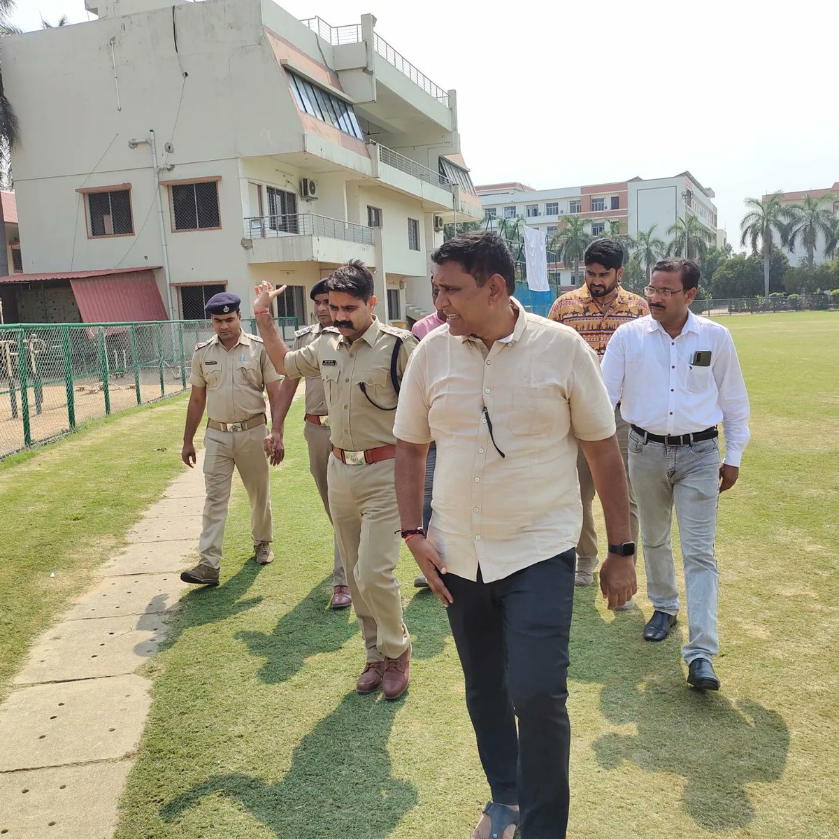 iamdmkrishna's tweet photo. The Superintendent of Police of Bargarh inspecting the arrangements ahead of the Governor's program. Vikashites are geared up to for smooth, successful & memorable event. 🎉 #SPinspects #GovernorsProgram #BargarhPolice #SafetyFirst https://t.co/Gsh95IafOA