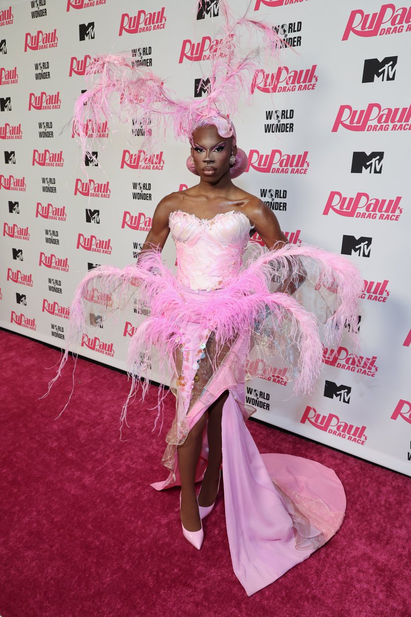 .<a href="/luxxnoirlondon/">luxx noir london ⋆｡°✩</a> looking SO pretty in pink! 🎀✨ #TeamLuxx

The #DragRace Grand Finale airs FRIDAY at 8/7c, now on @mtv! 👠