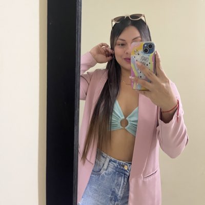 Moni Velasquez🦄 tweet media