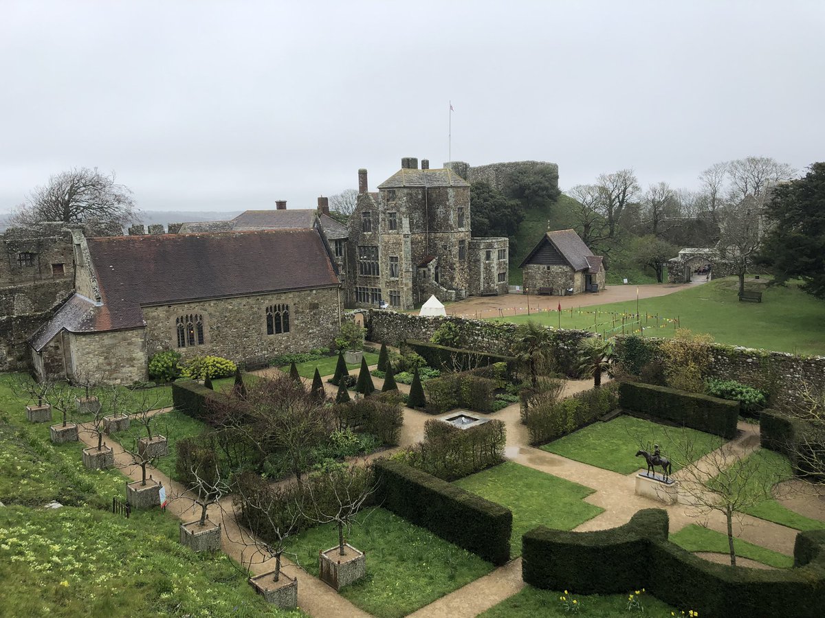 What a fabulous #castle @EHCarisbrooke on the Isle of Wight is, and a fitting way to end my week long research trip as it easily gets in both my #newbook projects: #50GemsOfTheIsleOfWight & #IsleOfWightsMilitaryHeritage! @amberleybooks