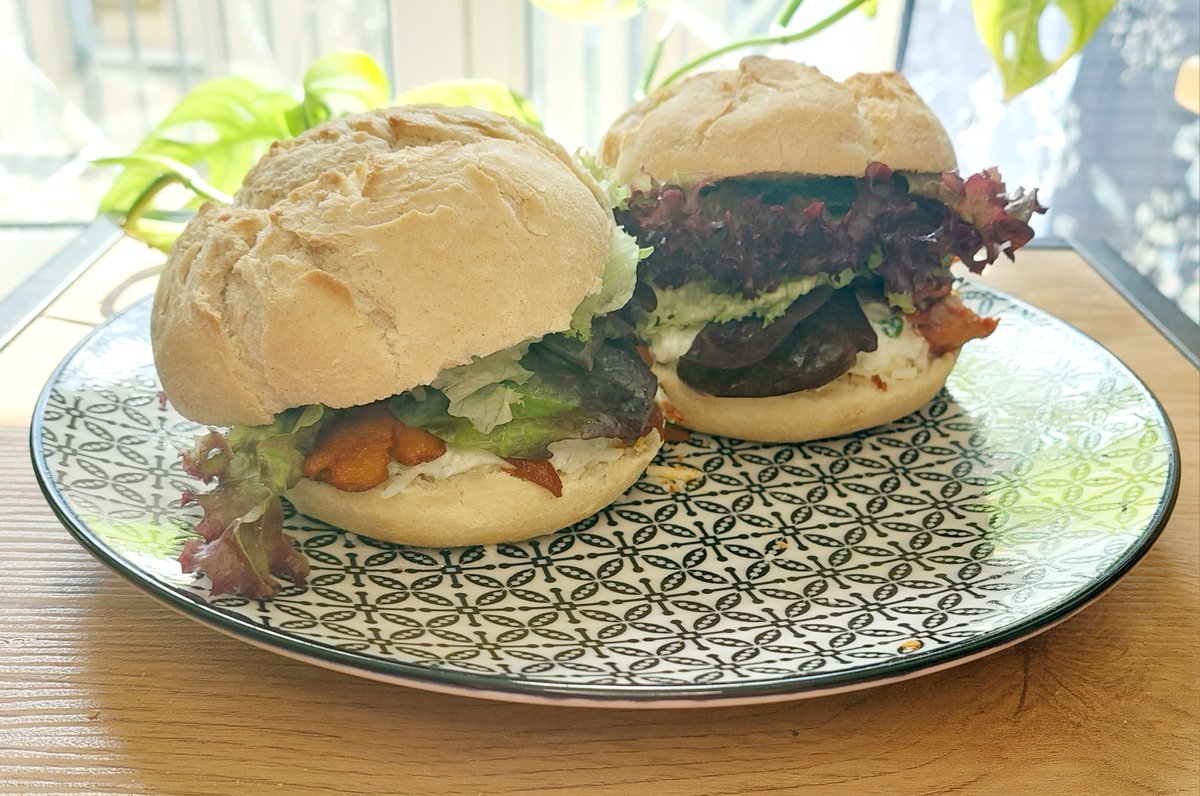 Project: Karl's VGang Timeline 🌱
year_2_day_111 - grilled chunk burger
___
| ingredients: grilled chunks, multicolour salad, cheese, sour cream___|

#govegan #vgang #karlsvgang #vegan #veganfood 💚
<a href="/Dekarldent/">Dekarldent 🌱</a>