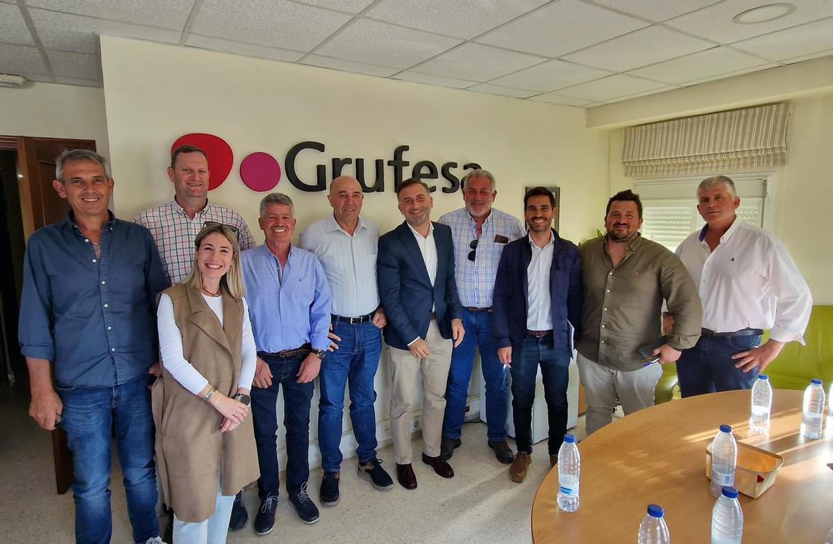 psoemoguer's tweet photo. 📣 Productiva y enriquecedora reunión de Gustavo Cuéllar y su equipo con la cooperativa agrícola Grufesa. 

Reafirmamos nuestro compromiso 🤝 con la agricultura local 🧑‍🌾, sector clave que impulsa el desarrollo económico y social de nuestro municipio.

#GustavoCuéllar #Moguer https://t.co/zFosKKhPOU
