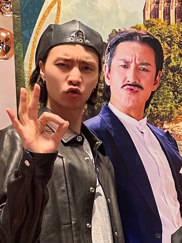johnjaethinker's tweet photo. johnjae fighting the urge to be the most obnoxious people in the room https://t.co/8Vm40092bM