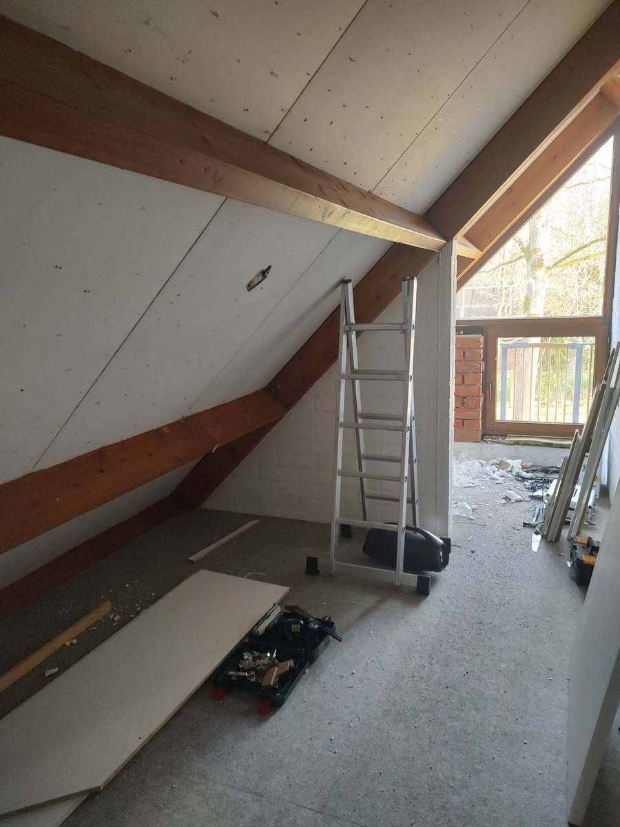 Iemand enig idee of dit muurtje onder de  houten spant een dragende functie heeft? #verbouwgedoe