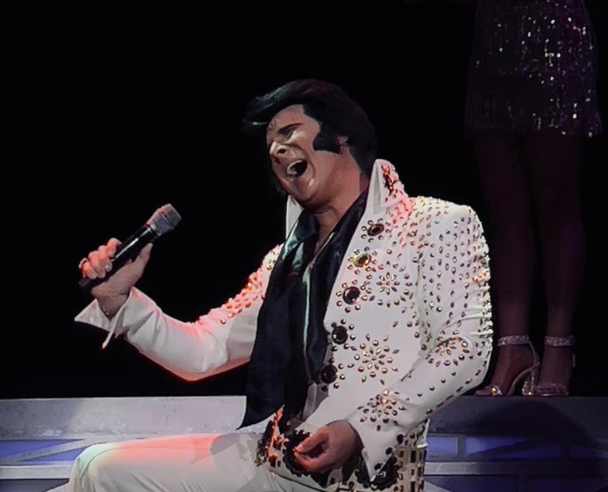 LEGENDS_MBSC's tweet photo. “Spent the evening with a Hunk-a-hunk of burning’ love last night…” - 📸: Heidi Diener 

#legendsinconcertmb #shoutout #thankyou @jaydupuis @LegendsConcert @LEGENDS_MBSC @BroadwayatBeach https://t.co/coQbO53Bau