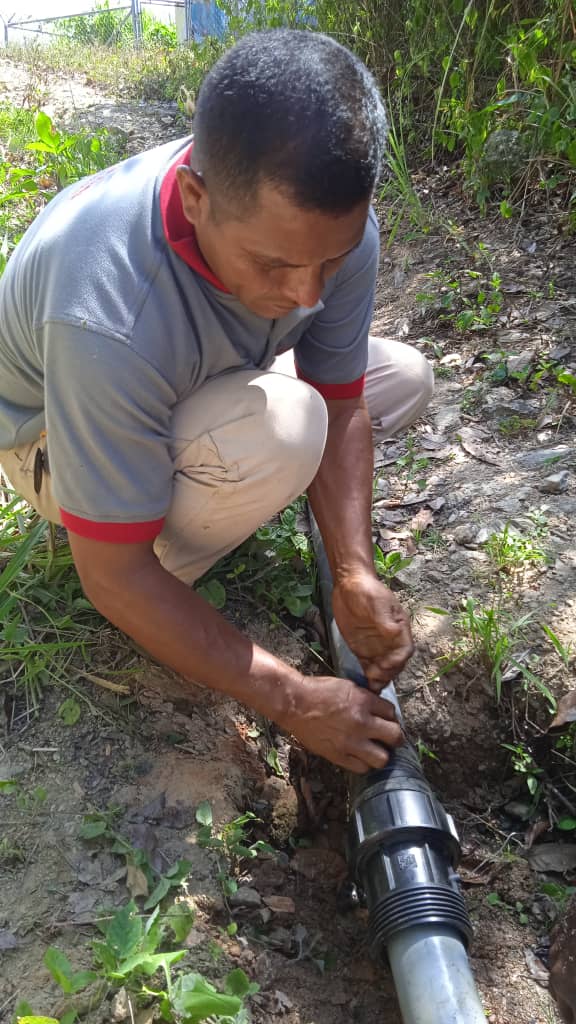 #Miranda | Equipo de <a href="/HidroCapital2/">Hidrocapital</a> sustituyó tubería de agua potable de 2" en Chirimena, parroquia Higuerote, municipio Brión, para benificiar  a 500 familias, como lo instruyó el Pdte. <a href="/NicolasMaduro/">Nicolás Maduro</a>