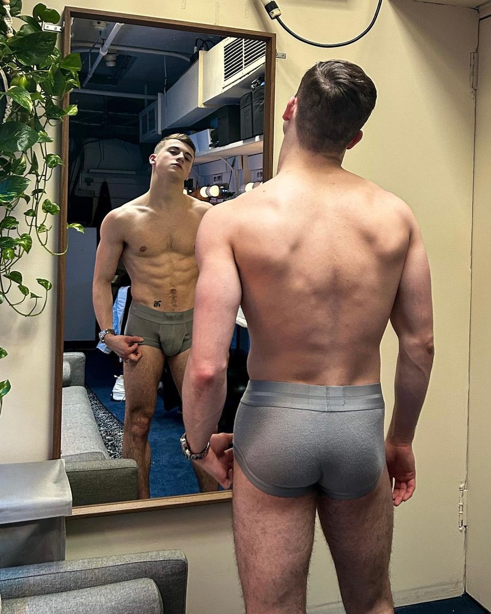 dragonboyia's tweet image. Posted @withregram • @aydineyikan 20 🎉

Grateful to be surrounded by so many people I love on this milestone birthday. 

📸 @nekazang (show wife)

#birthday #broadwaybirthday #aydineyikan #dance #maledancer #broadway #actor #nyc #dancinbway #fosse #nyc #gym #model #malemodel