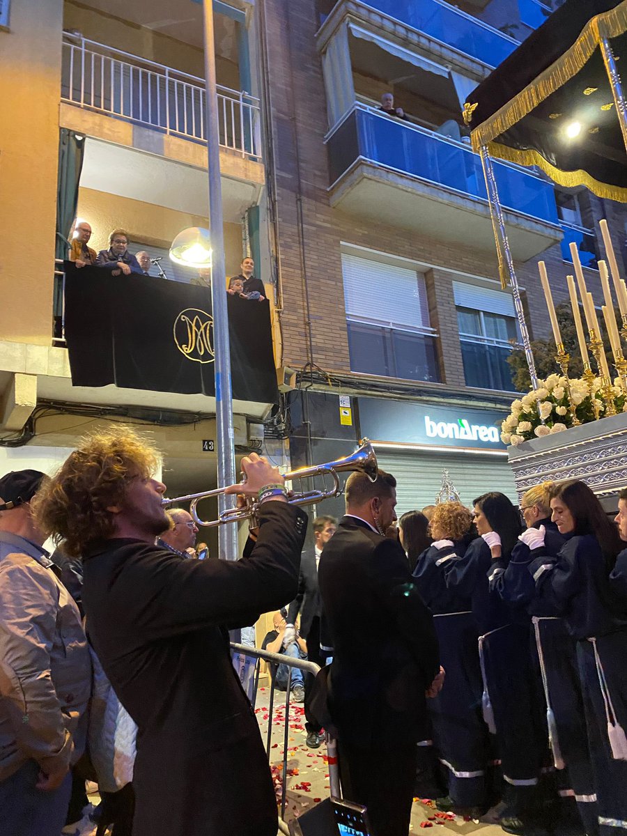amcv1999's tweet photo. Quin goig poder participar en tradicions com aquesta! 🎷🎺🥁🪈 

La processó de Pineda de Mar va estar acompanyada de la nostra música🎶🎶 i nosaltres vam gaudir un munt, com sempre! 😄

#AMCV #Processó #SetmanaSanta #CerdanyolaDelVallès #PinedaDeMar https://t.co/Yp41ww3CSn