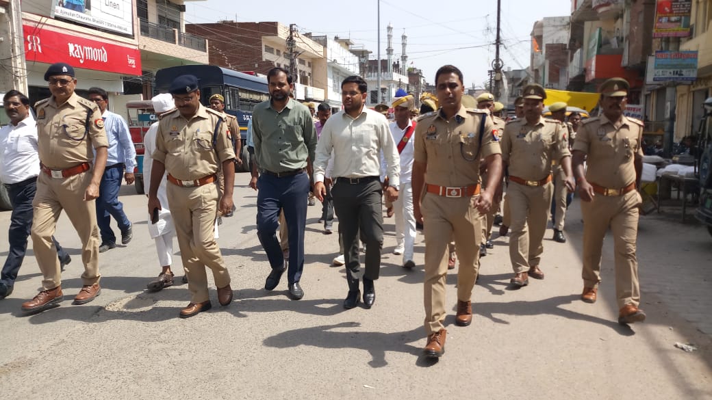 DM_Bhadohi's tweet photo. नगरीय निकाय निर्वाचन-2023 अधिसूचना जारी होने के साथ जनपद में आदर्श आचार संहिता लागू-जिला मजिस्ट्रेट

जिला निर्वाचन अधिकारी व पुलिस अधीक्षक के नेतृत्व में संयुक्त टीम ने आदर्श आचार संहिता के अनुपालन में रात्रि व दोपहर में रूट मार्च कर हटवाये होर्डिग, बैनर,कटआउट,पोस्टर,वालराईटिग https://t.co/z4pcq9Ki8w