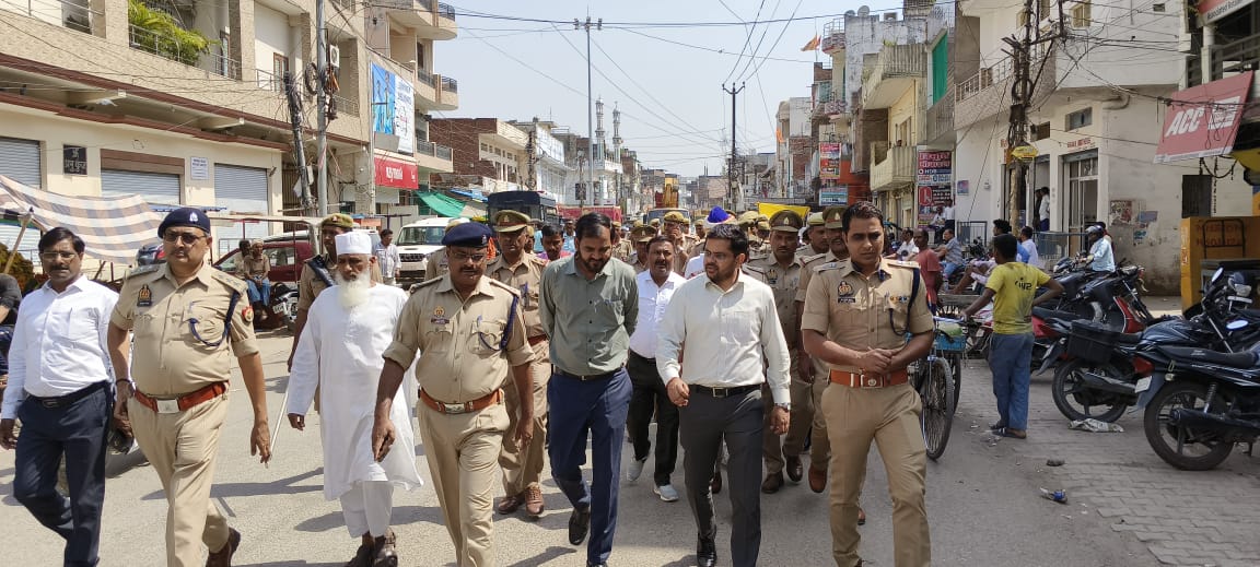 DM_Bhadohi's tweet photo. नगरीय निकाय निर्वाचन-2023 अधिसूचना जारी होने के साथ जनपद में आदर्श आचार संहिता लागू-जिला मजिस्ट्रेट

जिला निर्वाचन अधिकारी व पुलिस अधीक्षक के नेतृत्व में संयुक्त टीम ने आदर्श आचार संहिता के अनुपालन में रात्रि व दोपहर में रूट मार्च कर हटवाये होर्डिग, बैनर,कटआउट,पोस्टर,वालराईटिग https://t.co/z4pcq9Ki8w