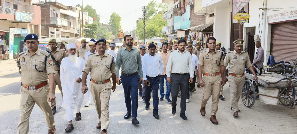 DM_Bhadohi's tweet photo. नगरीय निकाय निर्वाचन-2023 अधिसूचना जारी होने के साथ जनपद में आदर्श आचार संहिता लागू-जिला मजिस्ट्रेट

जिला निर्वाचन अधिकारी व पुलिस अधीक्षक के नेतृत्व में संयुक्त टीम ने आदर्श आचार संहिता के अनुपालन में रात्रि व दोपहर में रूट मार्च कर हटवाये होर्डिग, बैनर,कटआउट,पोस्टर,वालराईटिग https://t.co/z4pcq9Ki8w