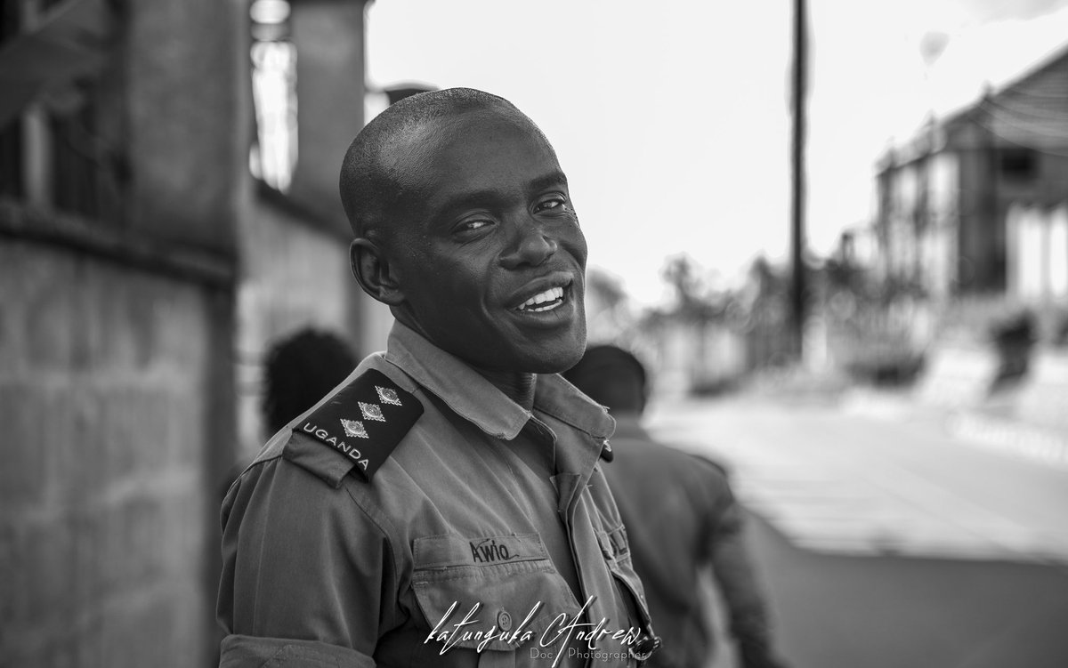 AndrewKatunguka's tweet photo. Thanks to the men and women in the unforme working hard to put a smile on there commute https://t.co/rdD65Fgklz