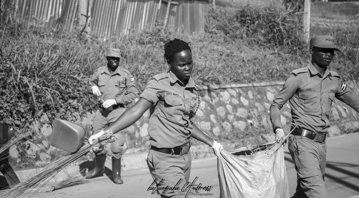 AndrewKatunguka's tweet photo. Thanks to the men and women in the unforme working hard to put a smile on there commute https://t.co/rdD65Fgklz