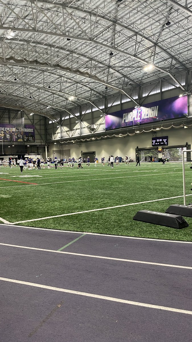 Had a great time with <a href="/Adrianshields_/">Adrian Shields</a> at the UW practice today!! Thank you <a href="/apmaul/">AP Maul</a> for the opportunity and the UW Coaching staff for having us!! Can’t wait to get back out here!!
#hometown #PNW