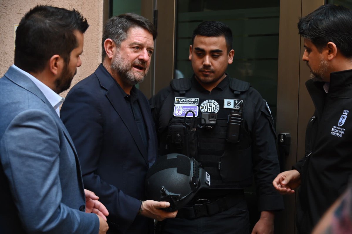 Orrego's tweet photo. El #CrimenOrganizado actúa con apuro y coordinación. Para hacerles frente lanzamos #ProgramaProtege: #KitsdeSeguridad con tecnología de vigilancia, armamento y protección para @PDI_CHILE, @Carabdechile y guardias municipales. Más acciones, menos diagnóstico💪🏻 https://t.co/uJeRLh0mpD