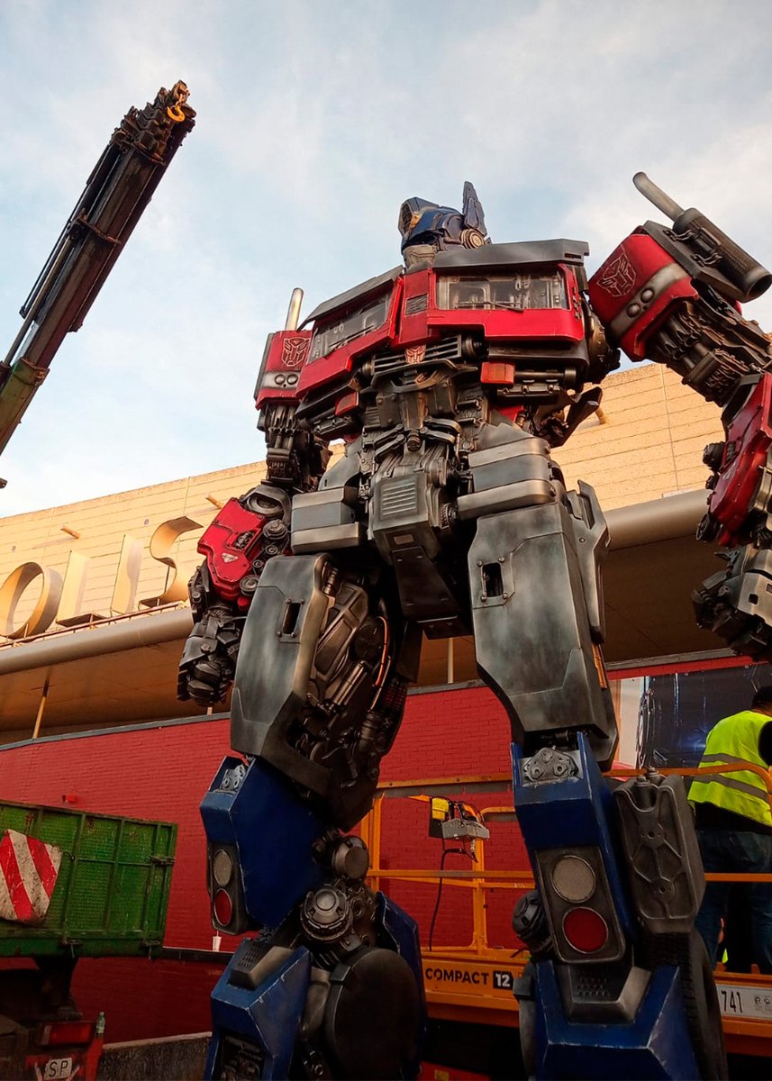 workoutevents's tweet photo. ¡Nos encanta participar en montajes tan impresionantes! 🦾 Así quedaron los Transformers que nuestros compañeros levantaron a las puertas de los cines Kinépolis de Madrid con motivo del estreno de la séptima película de la saga. 

🌐 https://t.co/rhvPOduZxf

#workoutevents https://t.co/0XQd6mYXAj