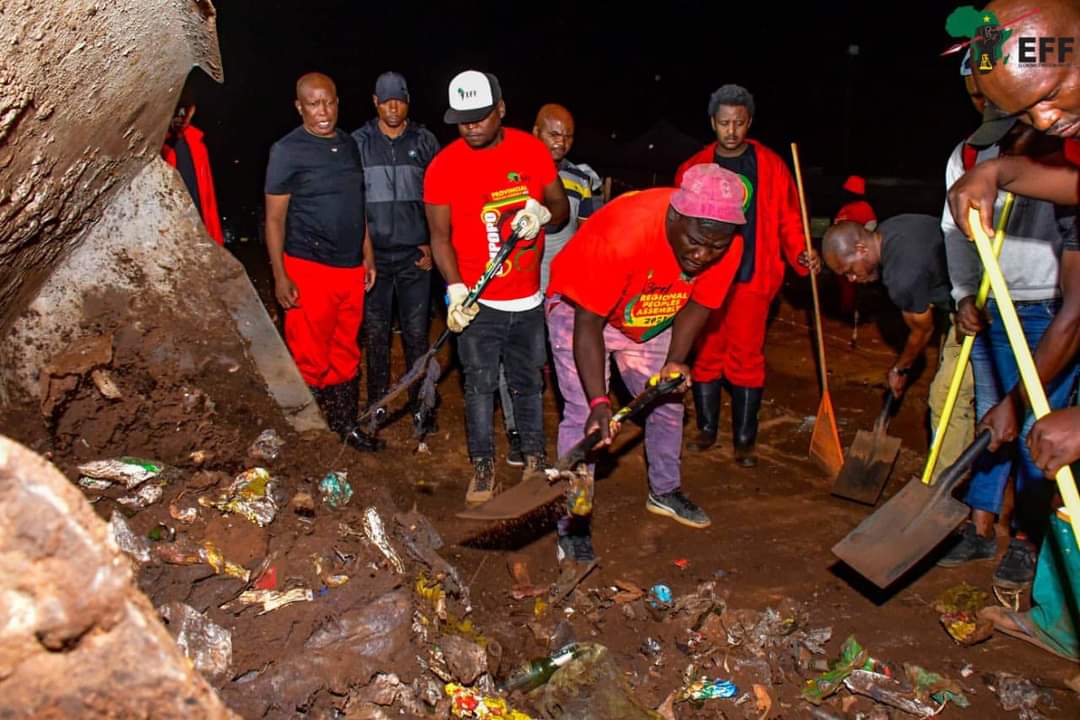 matumba_anthony's tweet photo. They will never tell you that EFF is working day and night to clean illegal dumps in Black communities. They are now saying EFF is working with this ANC that is always beating and harassing members of EFF in Parliament. The agenda is to use their media to destroy the image of EFF https://t.co/UrJP18E3nr