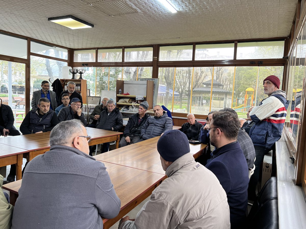 aktuzla's tweet photo. Milletvekili adaylarımız sahaya indi. İlçe başkanımız @avtalhatayfur ve teşkilatımız 📍İstasyon Mah. Çiçekçiler Camii ‘nde
Mv. Adayımız Nurettin Alan Bey ile ikindi namazı sonrası cami cemaati ile tanıştı ve sohbet ettiler.
@osmannurika 
@bekiraksu58 
@OzyavuzNuri https://t.co/AEwM2w4gBw