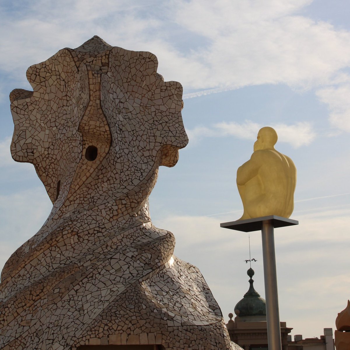 ¡Belleza y emoción difíciles de describir! Las obras de Jaume Plensa en La Pedrera, obra de otro gran genio, Antonio Gaudí, una visita que no hay que perderse. #PlensaLaPedrera @PedreraFundacio #JaumePlensa